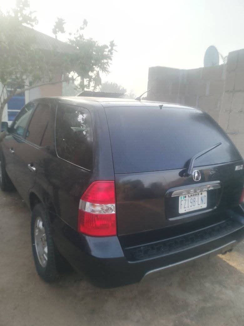 A picture of 2005 Accura suv