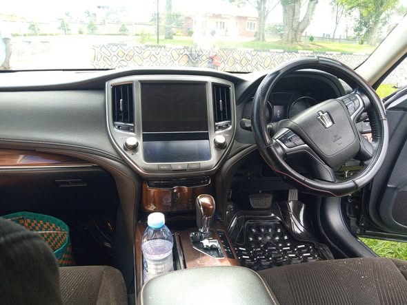 A picture of 2012 Toyota crown royal saloon