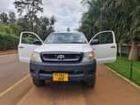 A picture of Toyota hilux iyo Gary mpyaa aijarudiwa rang ni engine 2kd