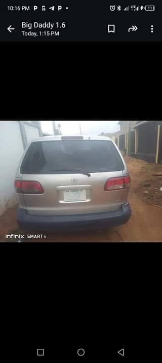 A picture of Toyota Sienna Loto