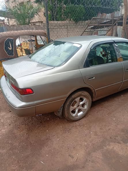 A picture of Toyota Camry 02 model