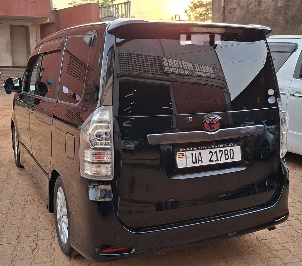 A picture of TOYOTA NOAH2010 MODEL