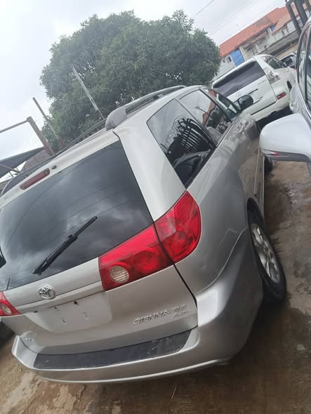 A picture of 1 month registered Toyota Sienna 2006 model XLE