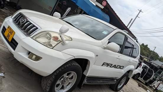 A picture of Prado diamond Engine 3rz petrol Full AC full document Bei
