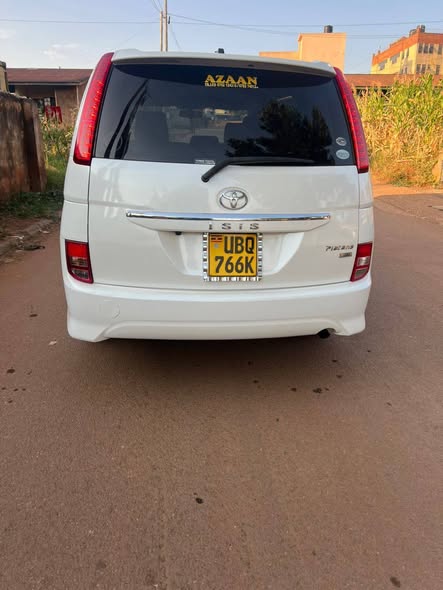 A picture of Toyota isis seven seater 23m money needed
