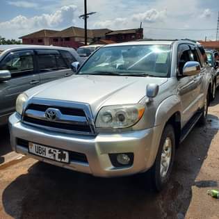 A picture of HILUX SURF 2012 47M