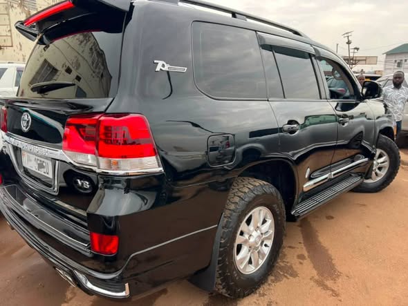 A picture of landcruiser v8