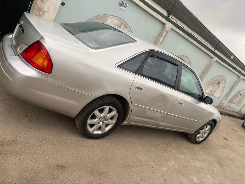 A picture of Toyota Avalon 2001
