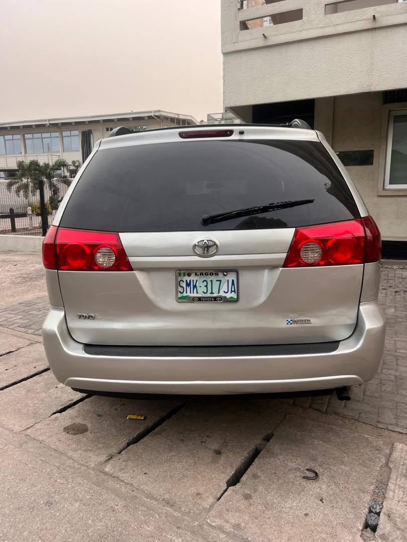 A picture of Toyota sienna 2007 model xle first user 2GR engine