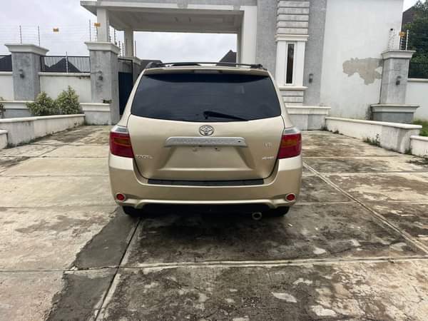A picture of TOYOTA HIGHLANDER 2008 MODEL KEYLESS IGNITION GOING FOR 10 3