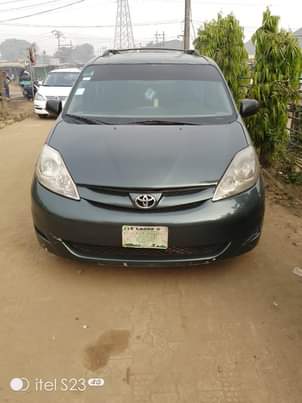 A picture of 06 Toyota sienna