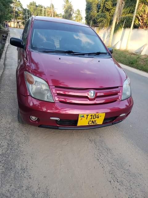 A picture of toyota ist full ac