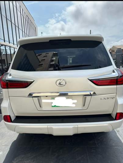 A picture of For sale AWOOF brekete don land Super clean 2020 LX570