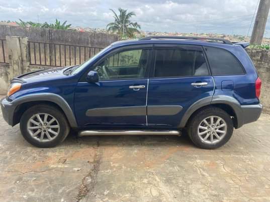 A picture of 2005 TOYOTA RAV04 05 MODEL RAV04