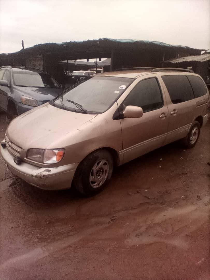 A picture of Very sharp Toyota sienna engine and gear interior in perfect