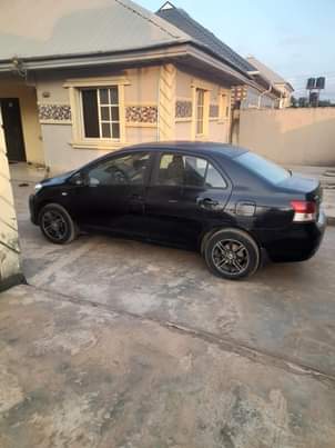 A picture of Toyota yaris 2009 model automatic drive