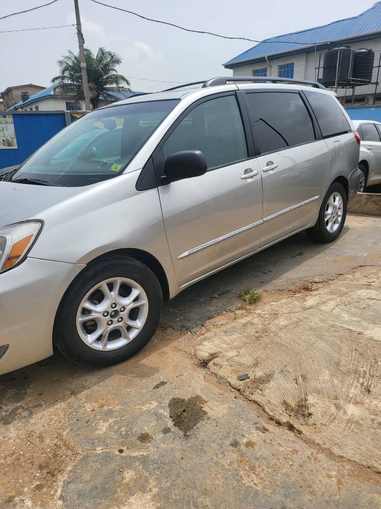 A picture of 8 5m last toks 2005 Toyota Sienna XLE
