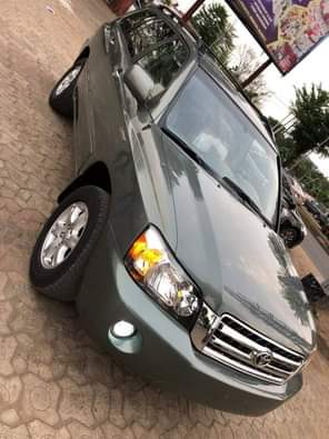 A picture of sharp Toyota Highlander 2006 model 3 seaters Super clean Factory