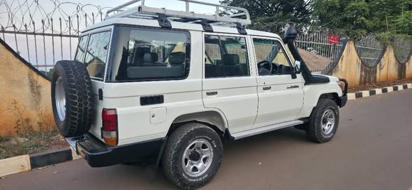 A picture of Toyota Land Cruiser Model 2018 Manual 0787181703 0704482571 Call Whatsapp
