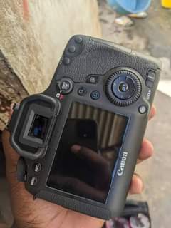 A picture of Canon Eos 6D 24 105mm lense 2 batteries at 800k