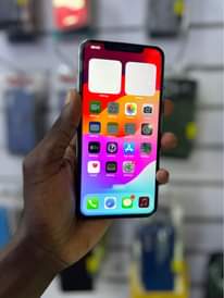 A picture of iPhone 11 Pro Max 256gb 1M no faceid WhatsApp or