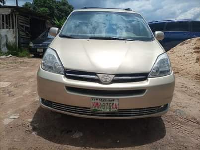 A picture of Toyota sienna