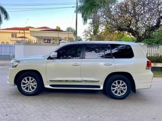 A picture of TOYOTA LAND CRUISER V8 0789200764 0757455444