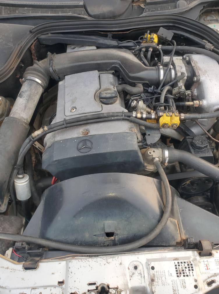 A picture of C class mercedes benz 2000 model