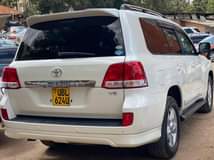 A picture of LAND CRUISER V8 2010 white color