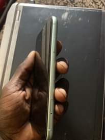 A picture of Iphone 11 64gb