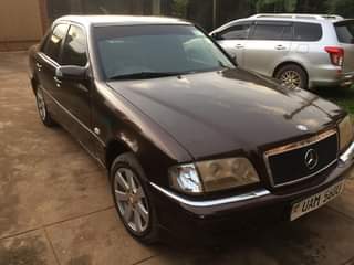 A picture of C200 very intact ac works well I need money only