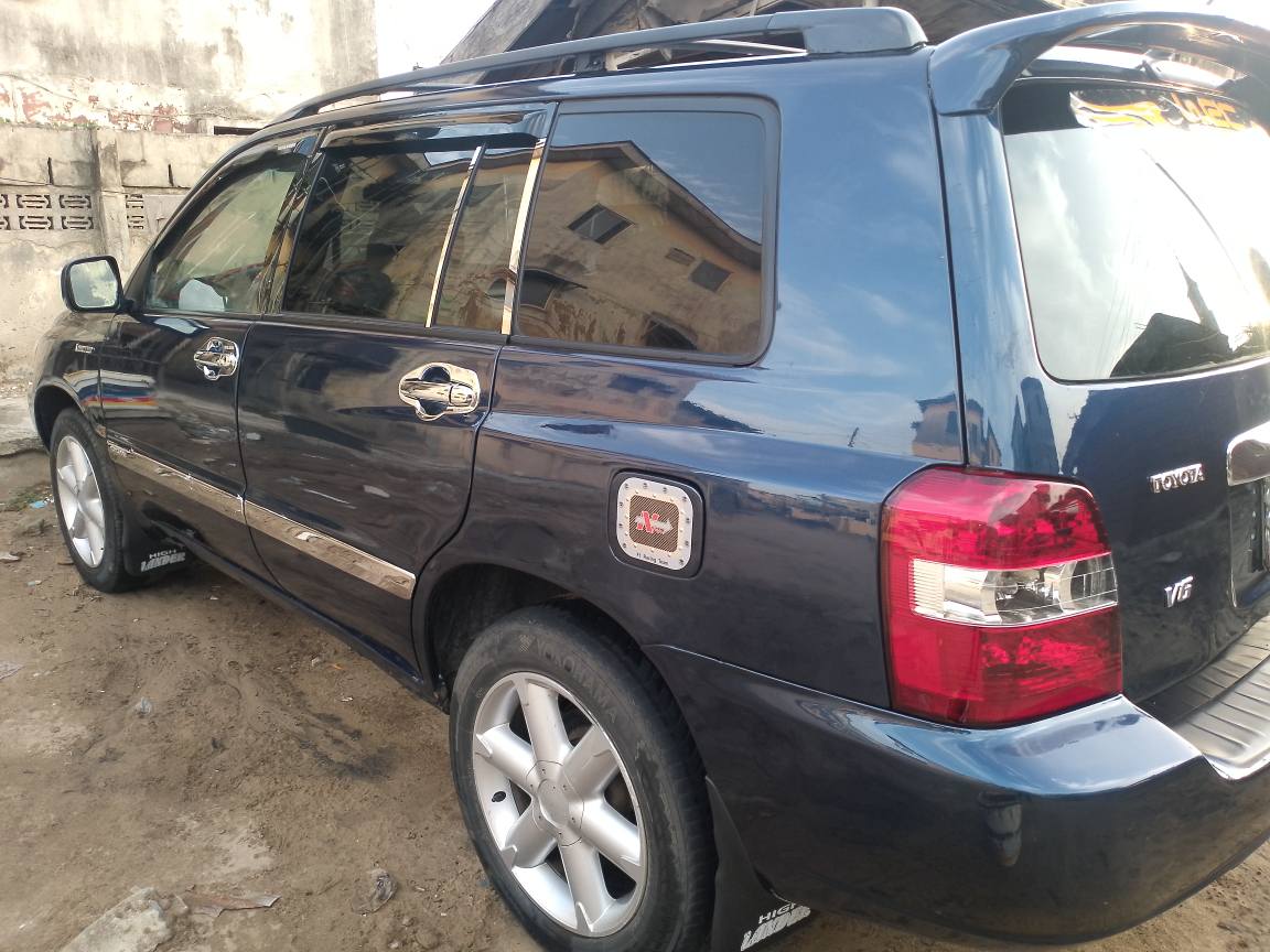 A picture of Clean Neat Tokunbo Standard Highlander for sale. Engine Gear suspensions