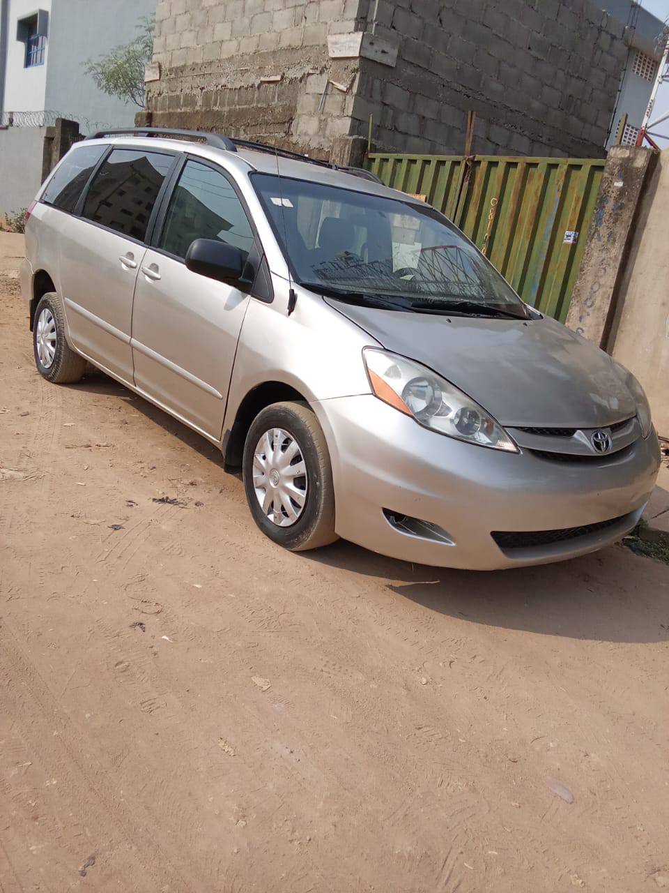 A picture of Toyota sienna 05