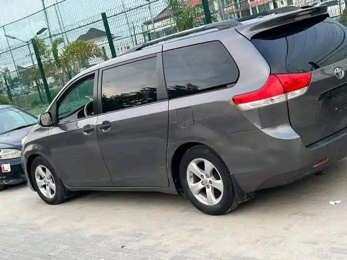 A picture of 2012 Toyota sienna Toks