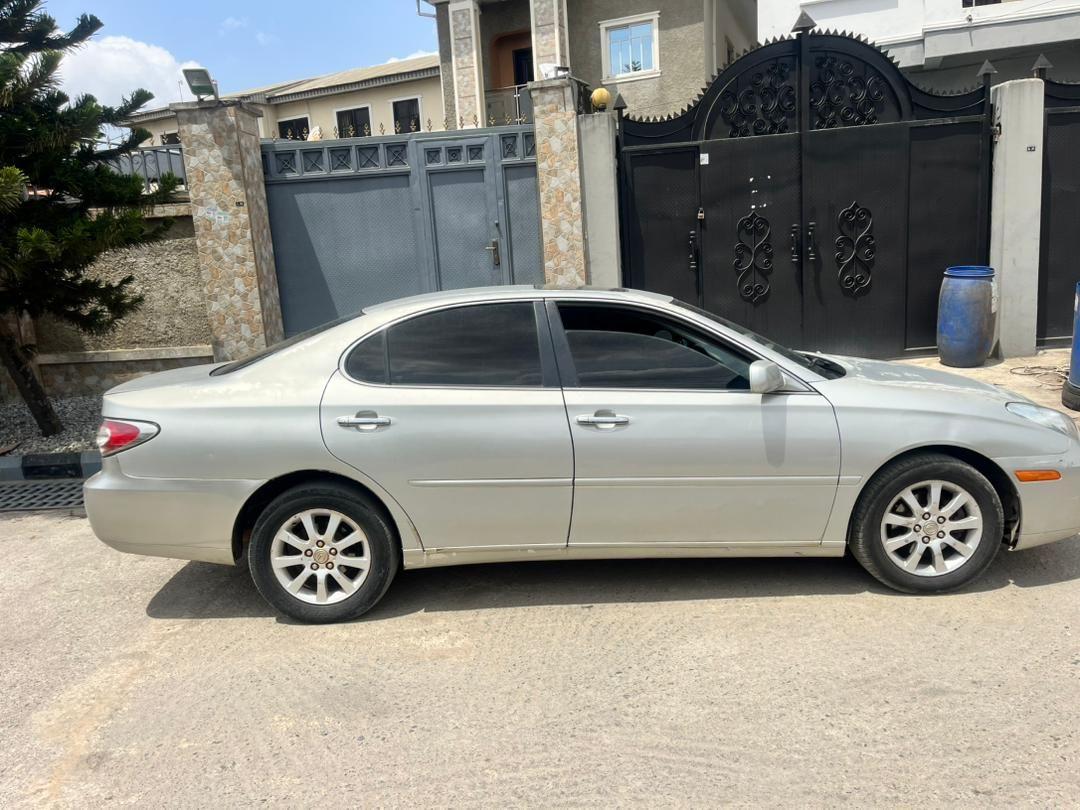 A picture of Lexus es300 04