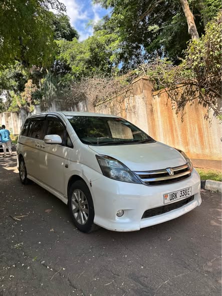 A picture of TOYOTA ISIS ON SALE 20M NEGOTIABLE CALL 0701057114 0761990442