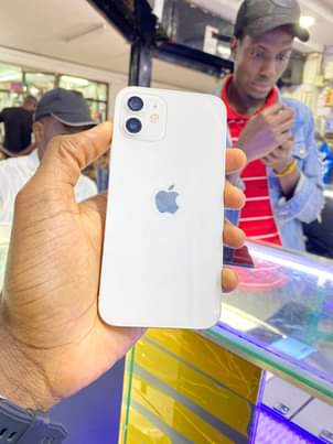 A picture of Iphone 12