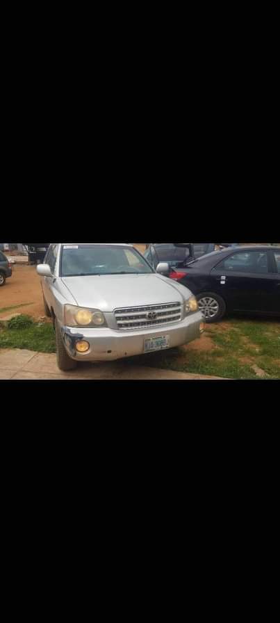A picture of 2005 TOYOTA HIGHLANDER SUV