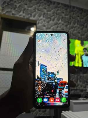 A picture of SAMSUNG GALAXY A72 GB 128 TSH 390000 0652442730