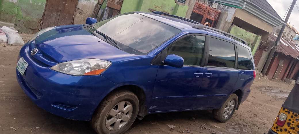 A picture of Toyota sienna 06