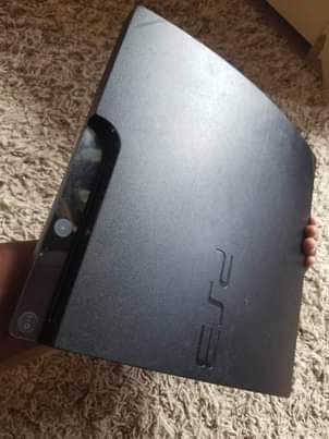 A picture of Ps 3 mashine tupu ndo inayouzwa na ina games ndani