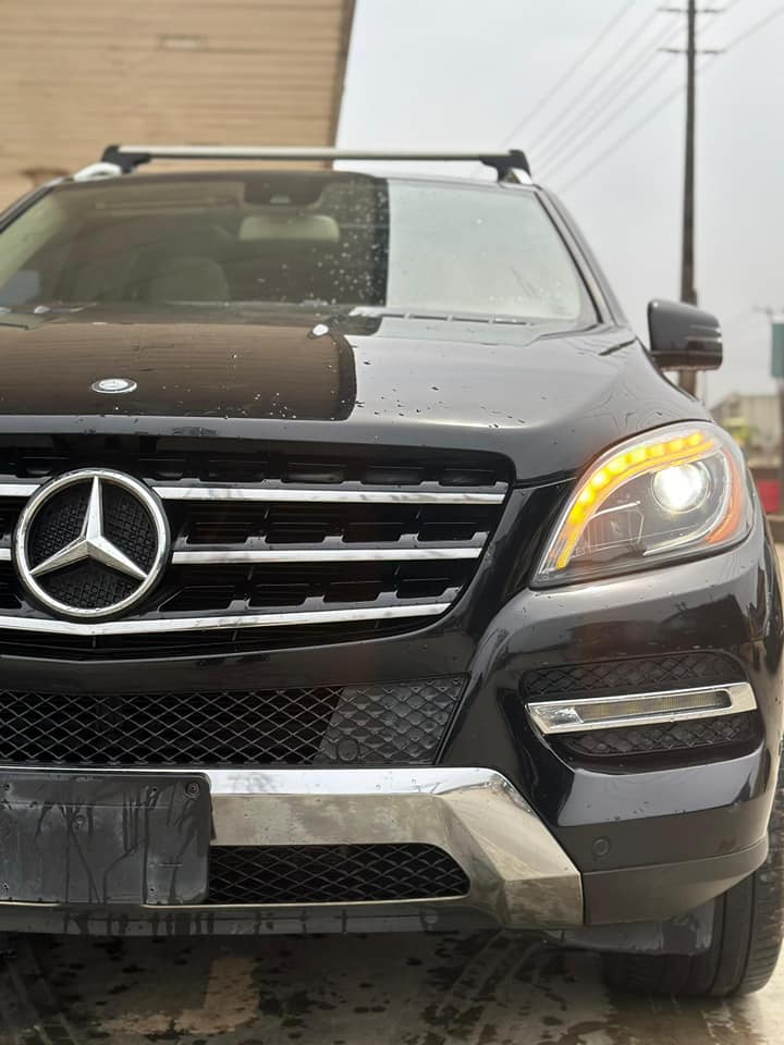A picture of Less than 6months registered 2014 Ml350 Automatic folding mirror Functional