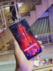 A picture of Samsung galaxy Note8 Slightly cracked