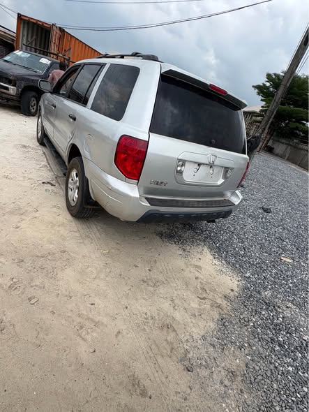 A picture of 2005 HONDA PILOT
