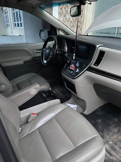 A picture of Toyota Sienna 2016 model