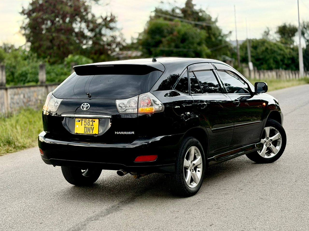A picture of TOYOTA HARRIER DNY INAUZWA