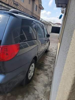 A picture of 2009 Toyota Sienna CE direct toks