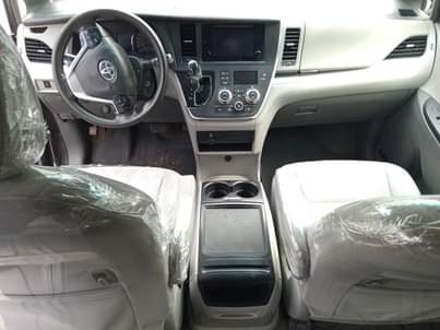 A picture of TOYOTA SIENNA