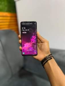 A picture of Samsung S9 plain