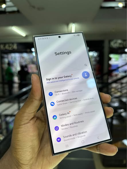 A picture of Samsung S24 ultra with slight crack at 1 7m call
